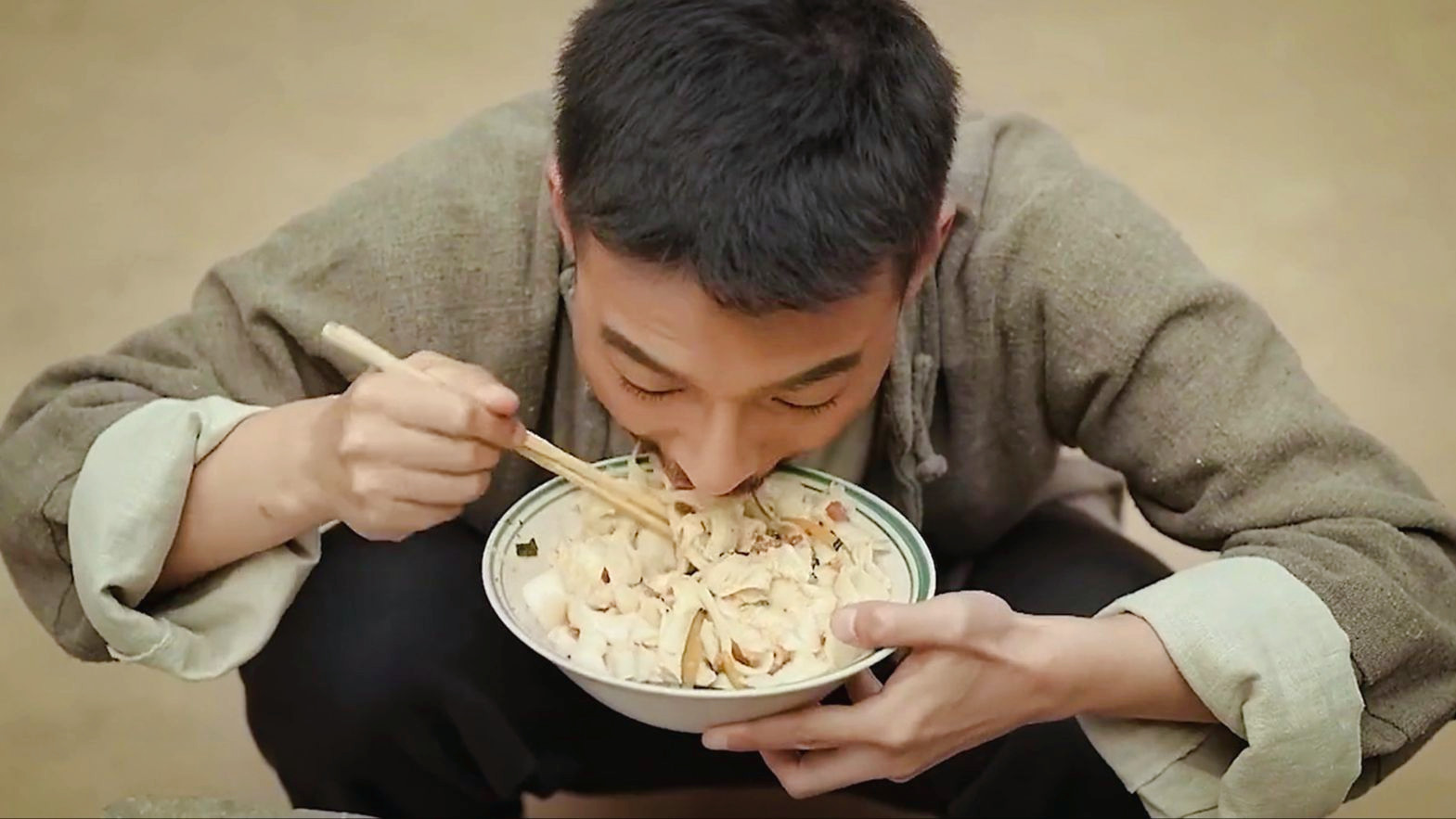影视剧中的真香吃面:张嘉译大口吃油泼面,范伟看书吃泡面,真香