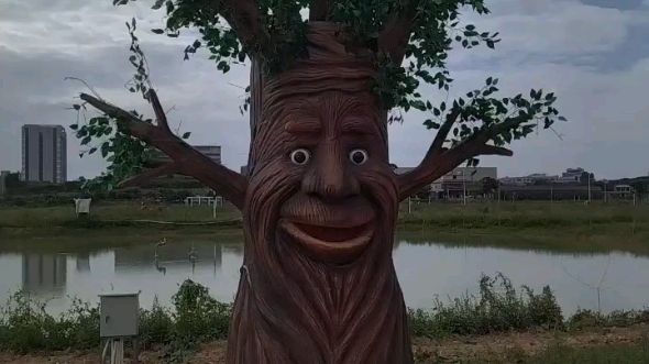 游乐园会动会说话的树