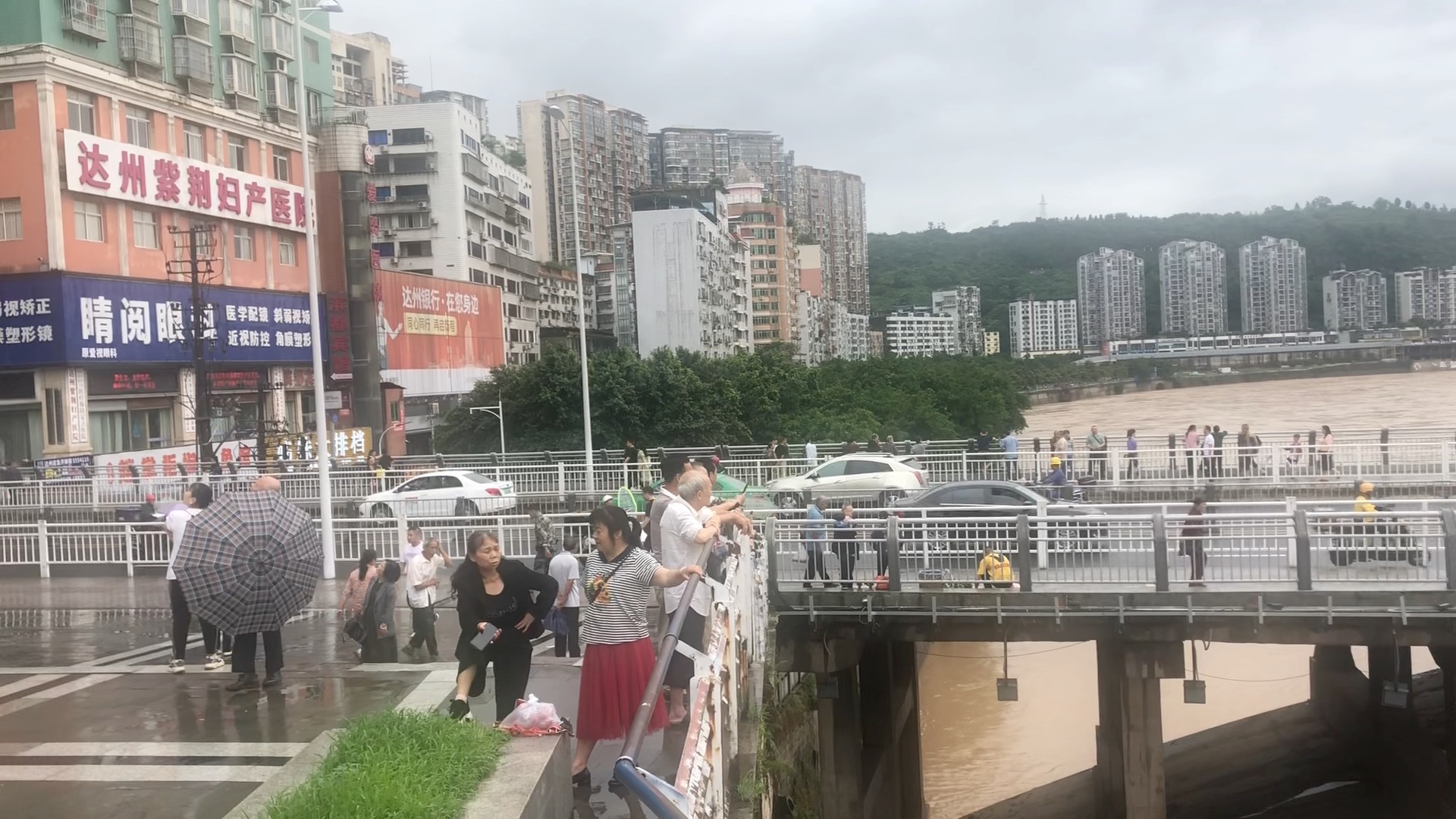 四川达州:连日的暴雨,导致洲河水位上涨…哔哩哔哩bilibili