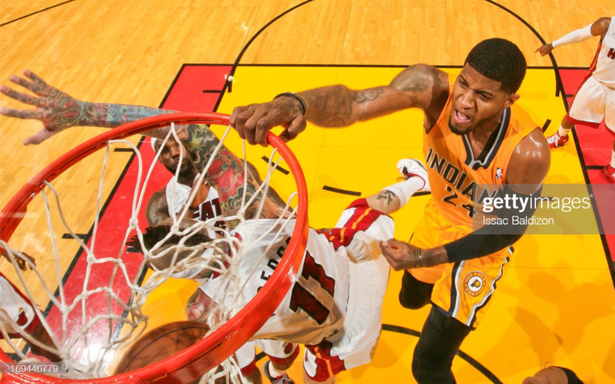 10年前的今天:保罗·乔治隔扣了鸟人安德森