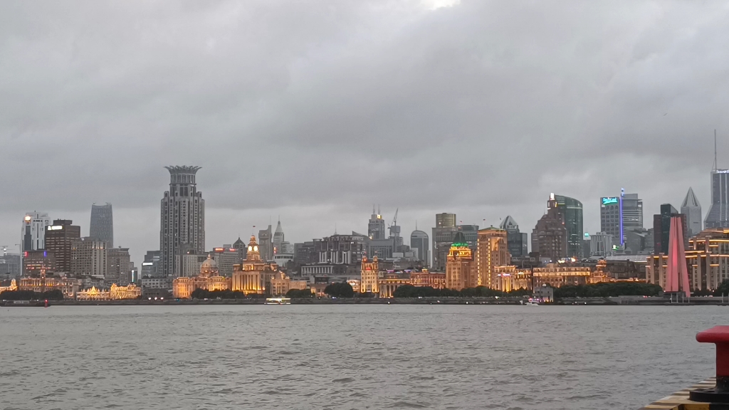 上海外滩亮灯瞬间