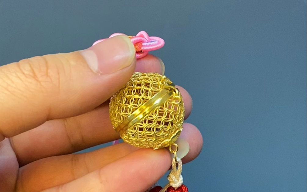 花丝镶嵌工艺课学员作品 镂空铜钱纹香囊