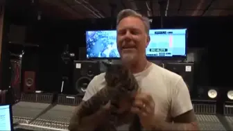 Скачать видео: 【熟肉】Metallica 猫猫和James让你来听新歌啦（2015年的视频）