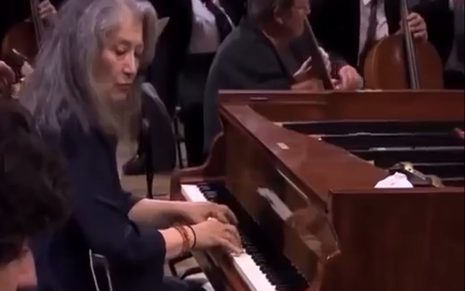 [图]【阿格里奇】Argerich 在肖邦的钢琴上演奏贝多芬第一钢琴协奏曲