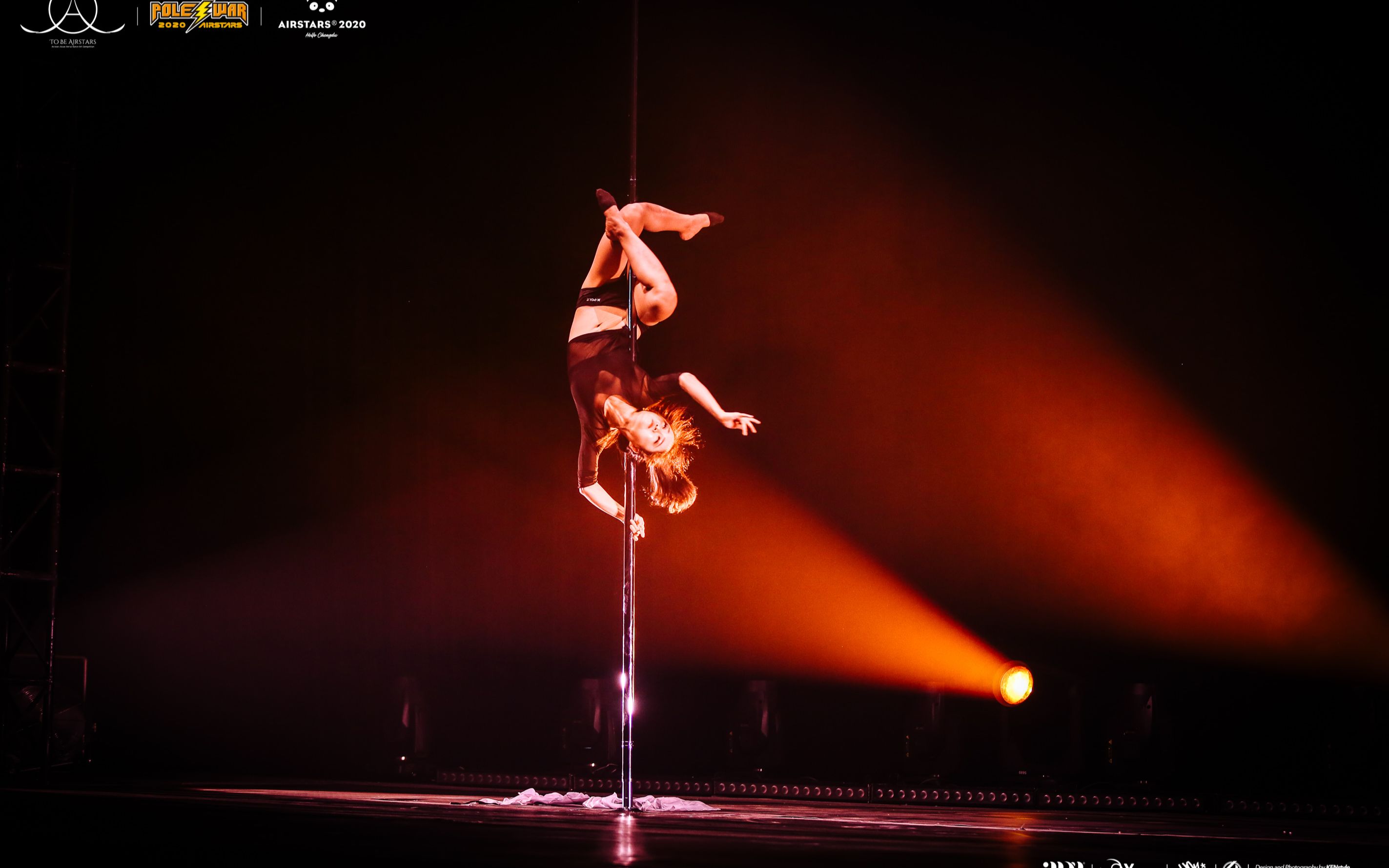 【钢管舞】来自贵阳的舞蹈教练,很多时候舞者只是一个人默默的练习,没