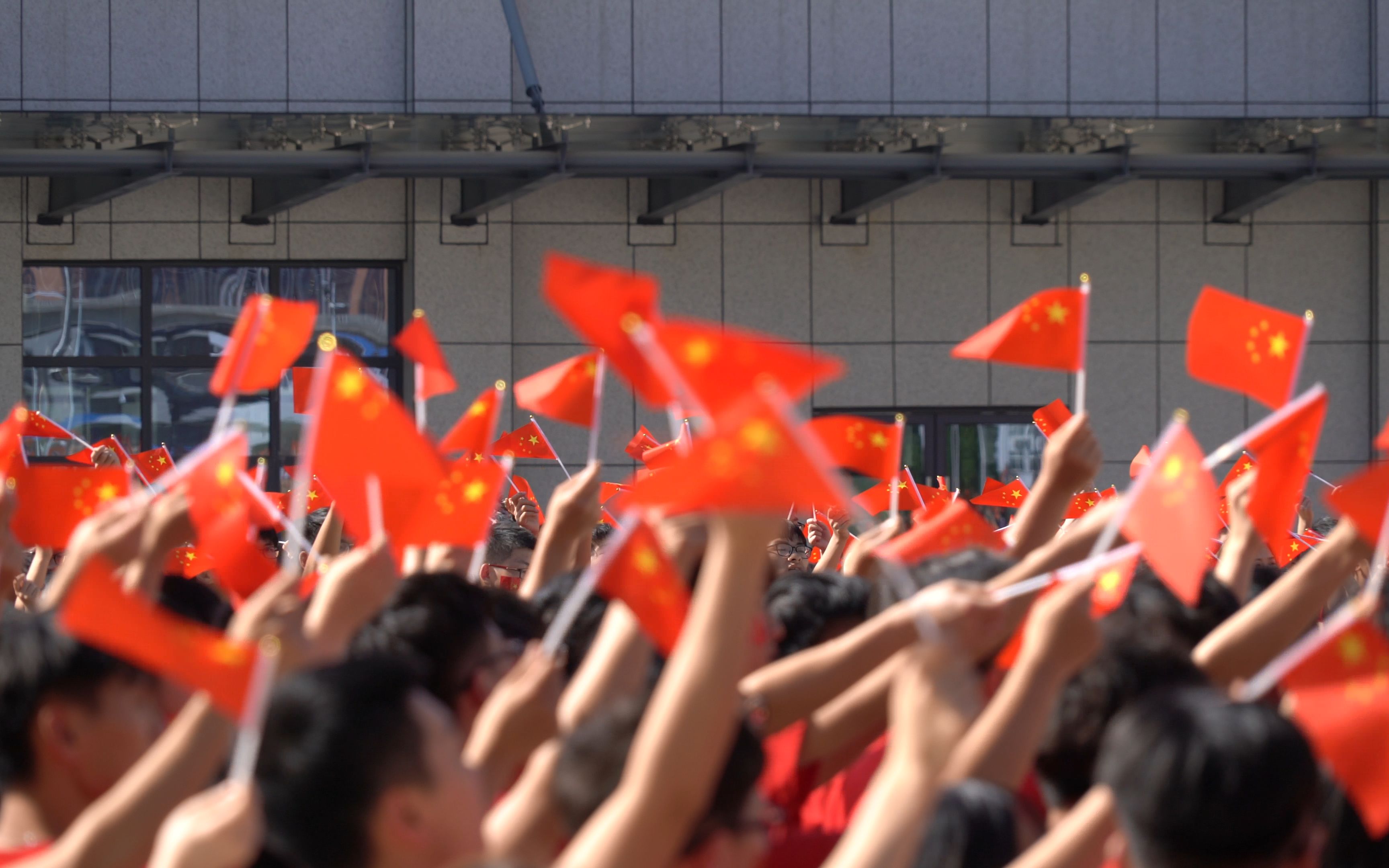 [图]我爱你，祖国！我与国旗同框就是与祖国同在