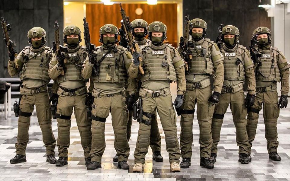 法国"gipn国家警察干预队",金库设伏3辆悍马大盗,重甲三级头也扛不住!