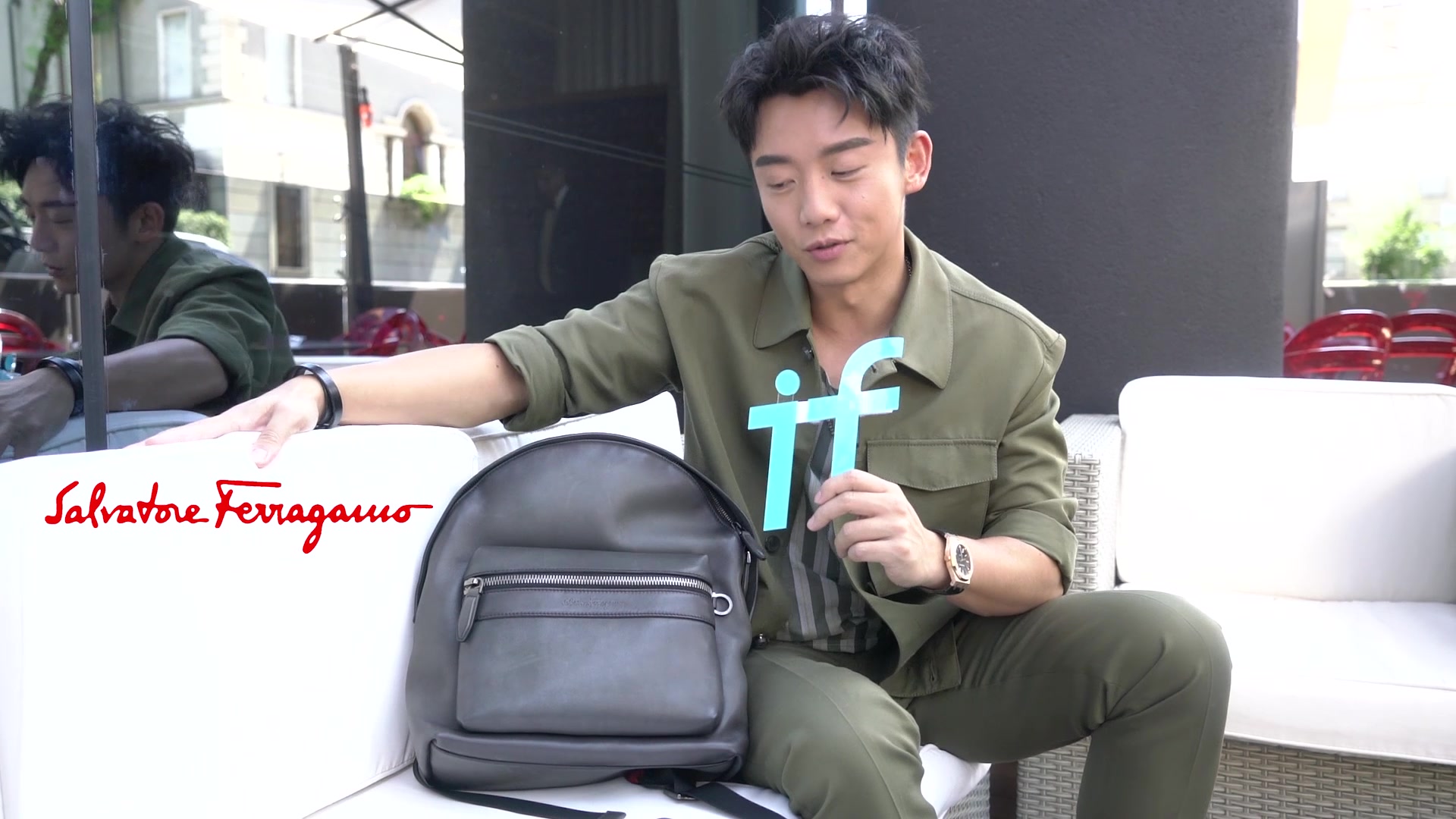 郑恺评测菲拉格慕双肩包穿得赤橙黄绿青蓝紫都能hold住