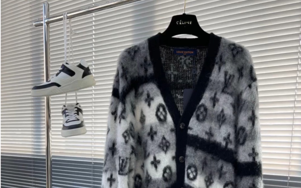 终于知道高仿lv驴牌23ss新款开衫选取丰盈细磨马海毛