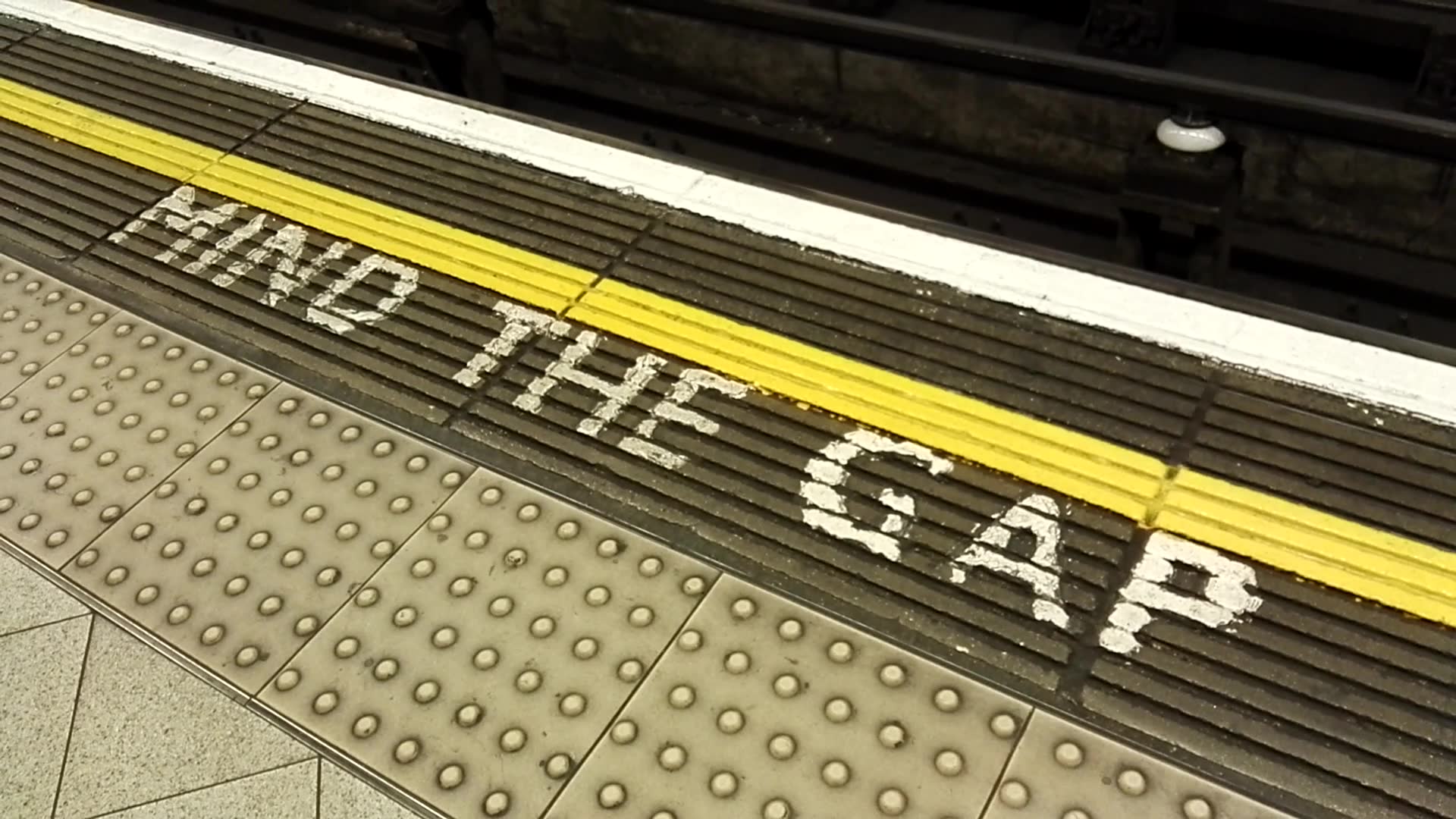 伦敦地铁northern线embankment站旧版mindthegap提示音