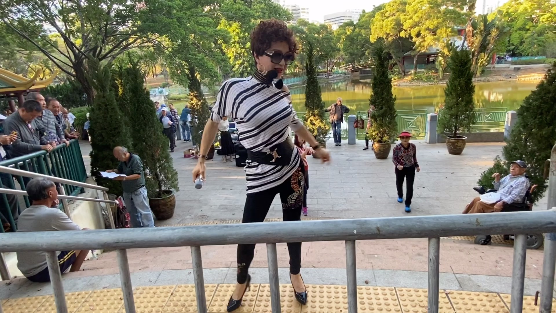 实拍香港屯门公园三公主街头表演男女声都能驾驭猜她是男是女呢