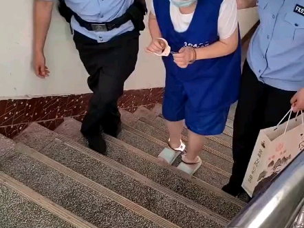 手铐脚镣加身,女嫌疑人出庭受审!