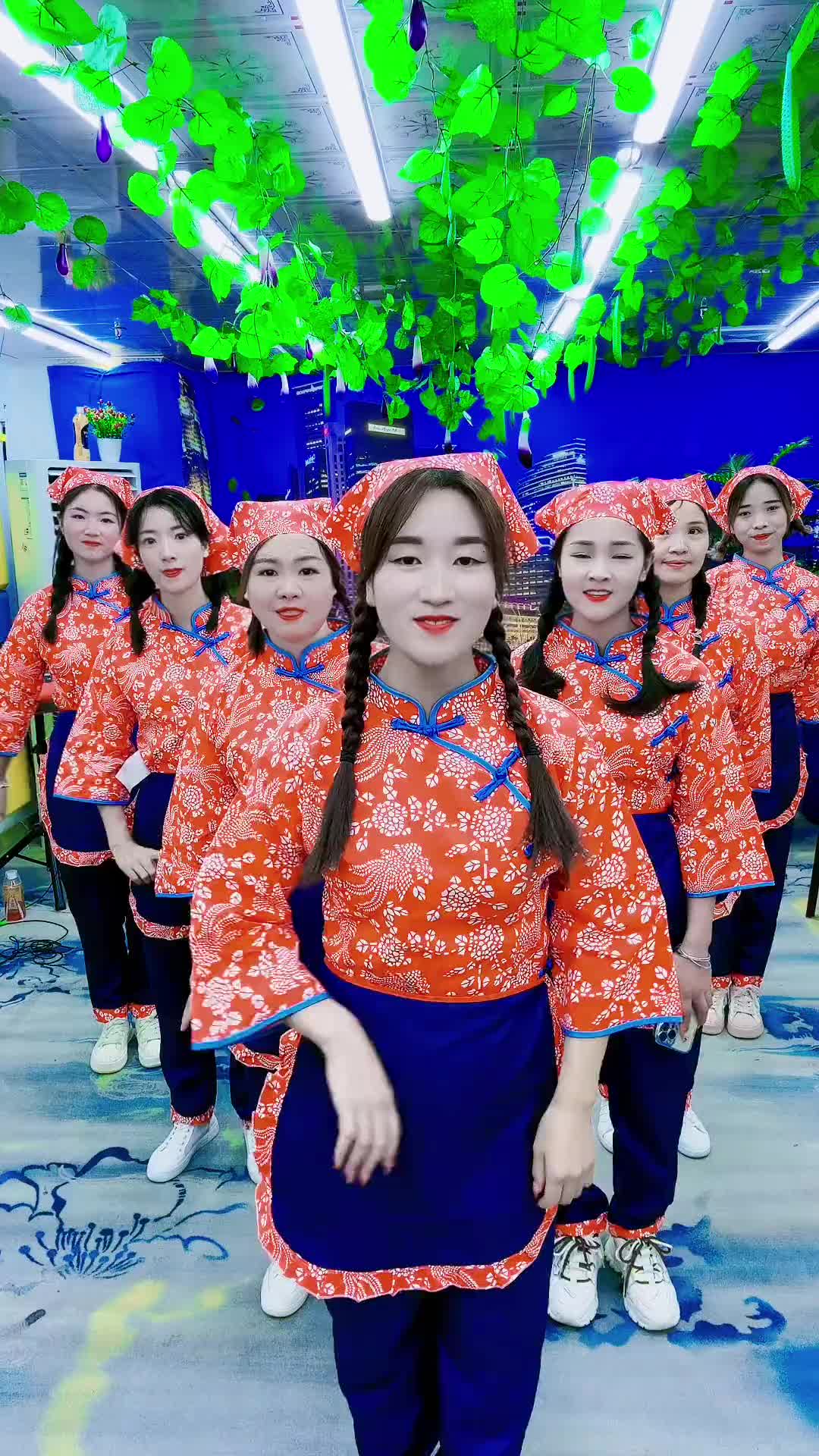 一群人一条路坚持一直走下去团队精神村姑进城精彩不断小雪妹益创