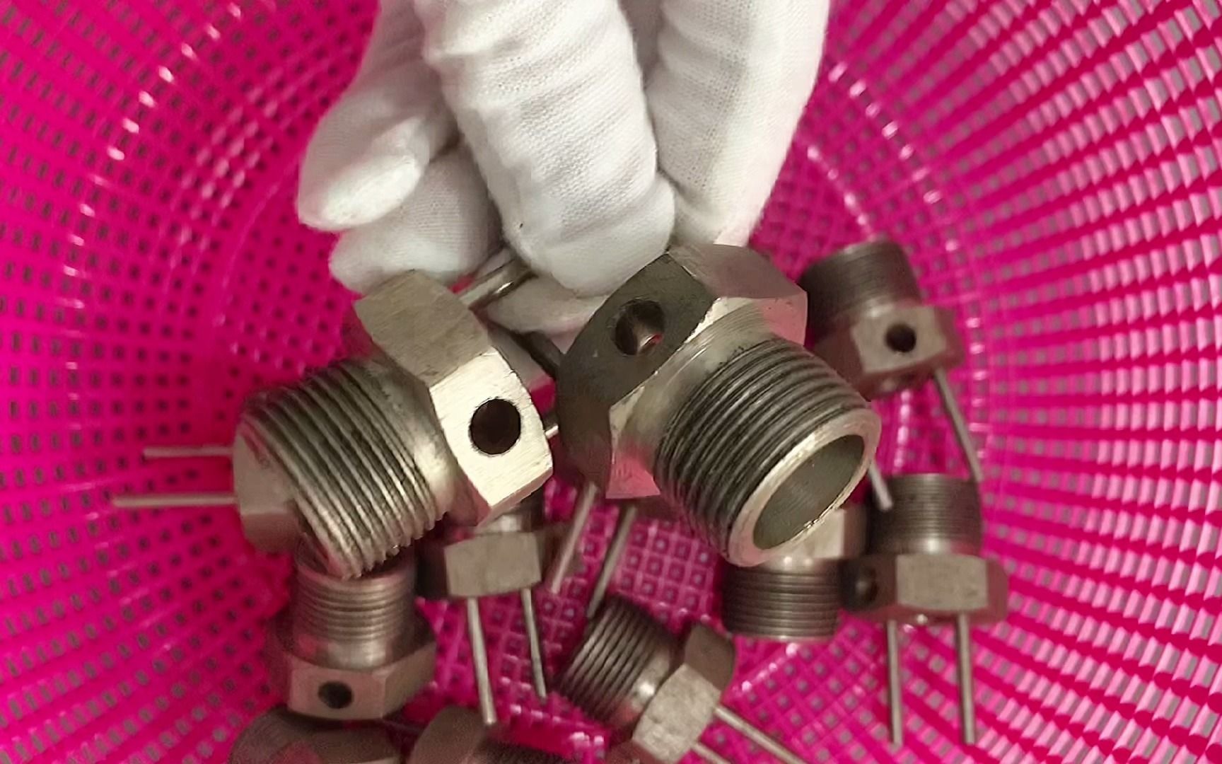 螺丝螺纹抛光去毛刺,3块钱一个收,处理后5块一个卖,小伙一天赚了2000