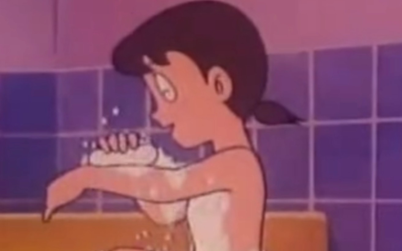 静香她在抹肥皂耶!