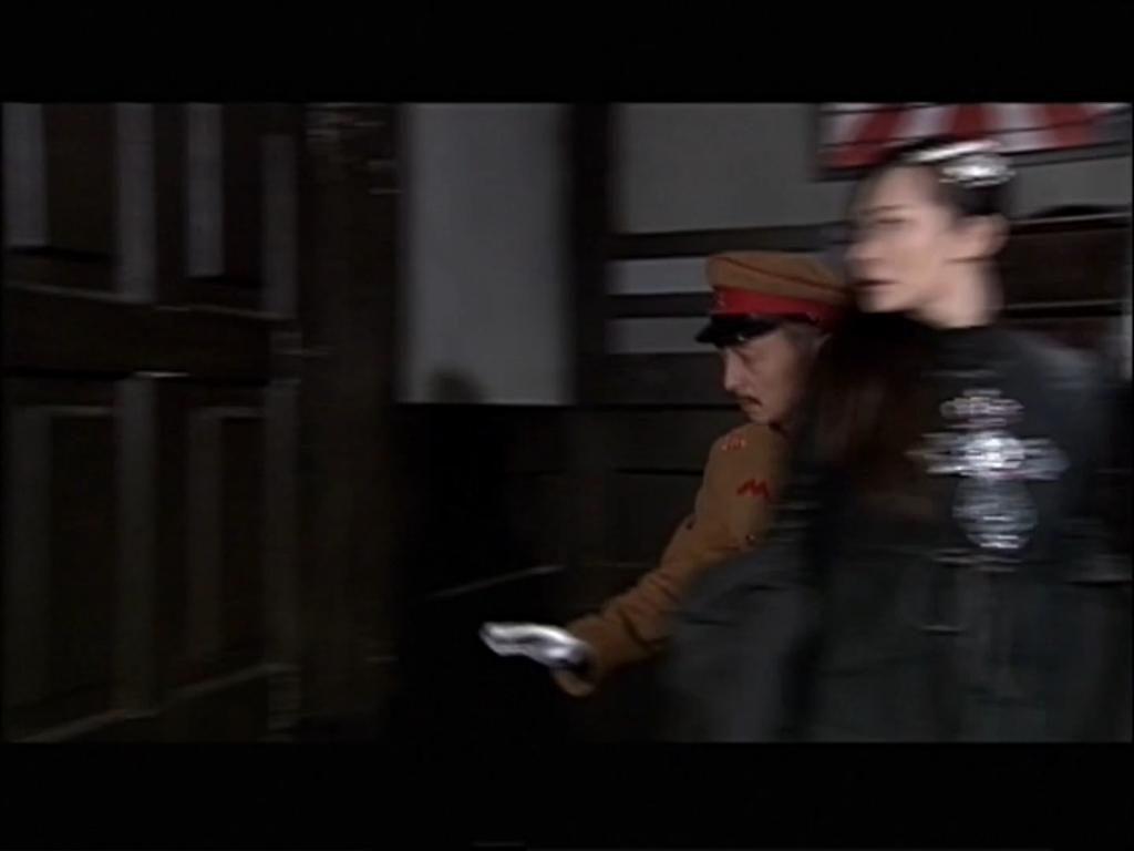 大漠枪神dvd版:酒井秘密地把状告小渊的文件交给武功少佐,由武功少佐