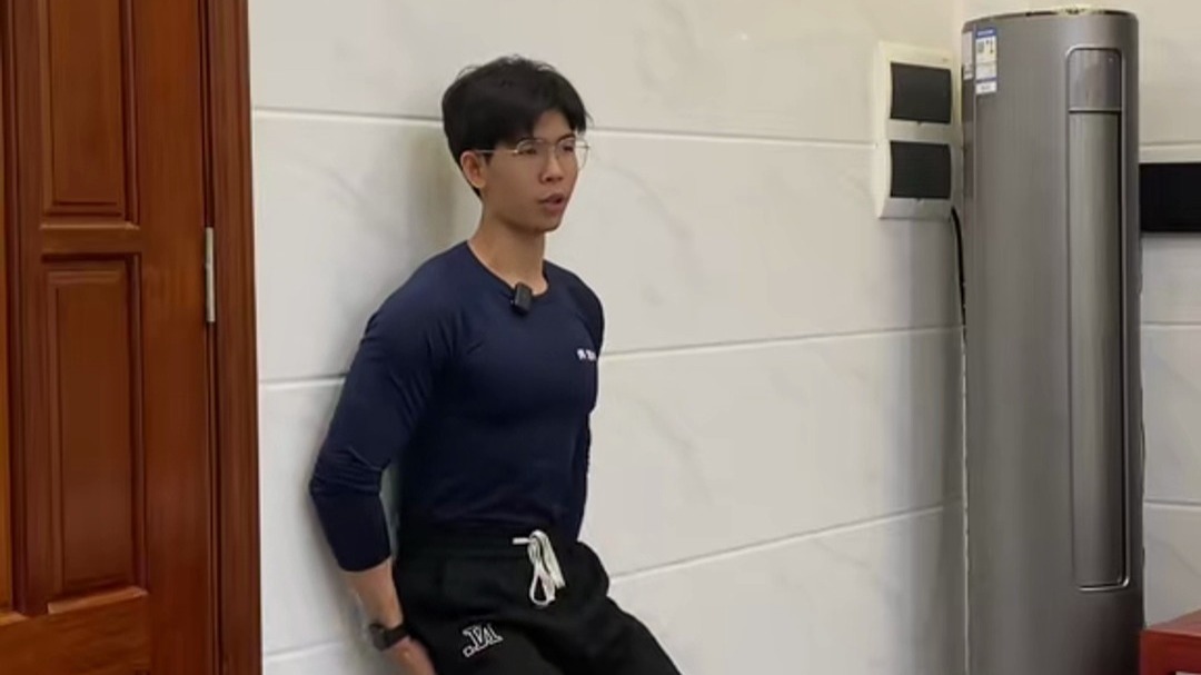 正确靠墙静蹲养护膝盖