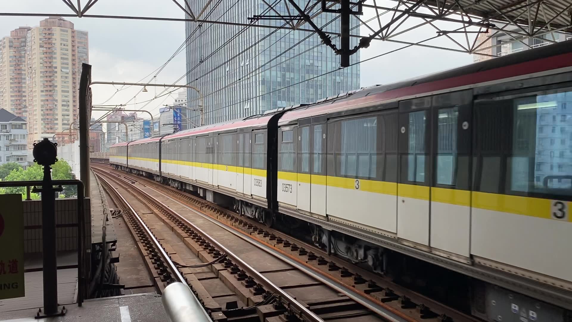 上海地铁上海地铁三号线315黄鱼曹杨路出站上海南站方向