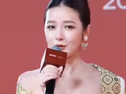 演员徐娇 穿汉服改良元素外袍！外披亮相2025红人之夜红毯，
