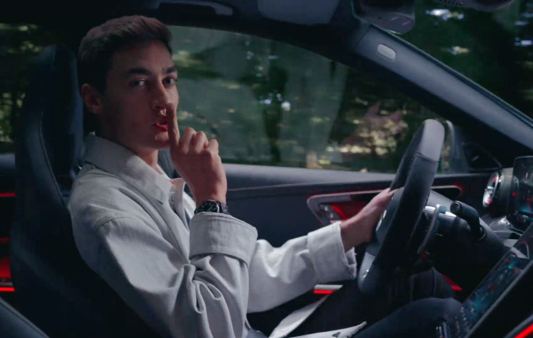 f1车手拉塞尔x梅奔新amg c63s ep广告 - 为其"心脏"干杯!