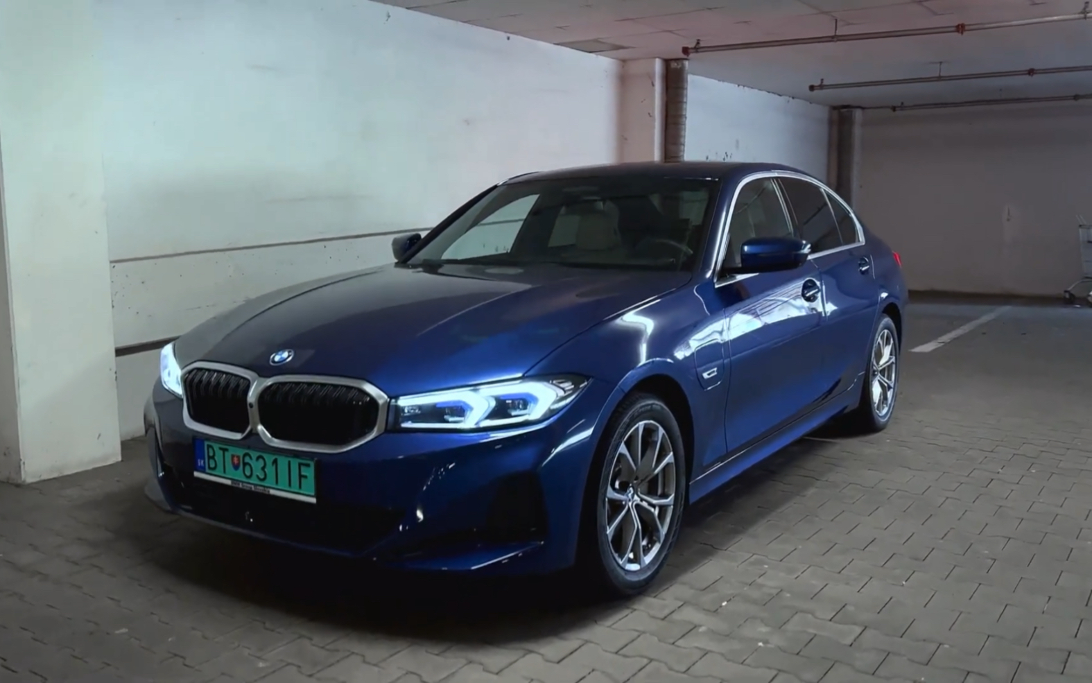 2023宝马3系330e豪华轿车详细介绍外观和内饰