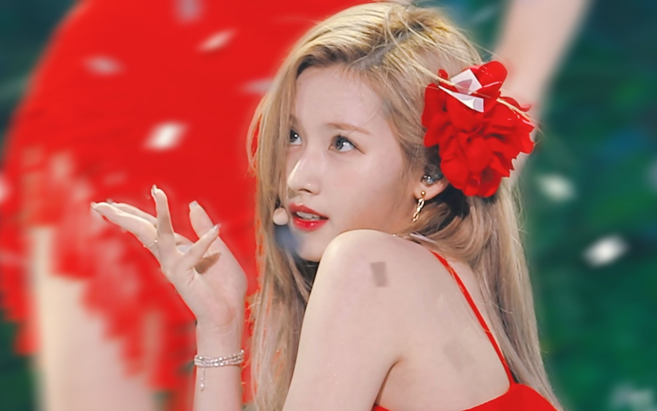 红装屠场,三天播放量破50万!twice sana《alcohol-free》人气歌谣直拍