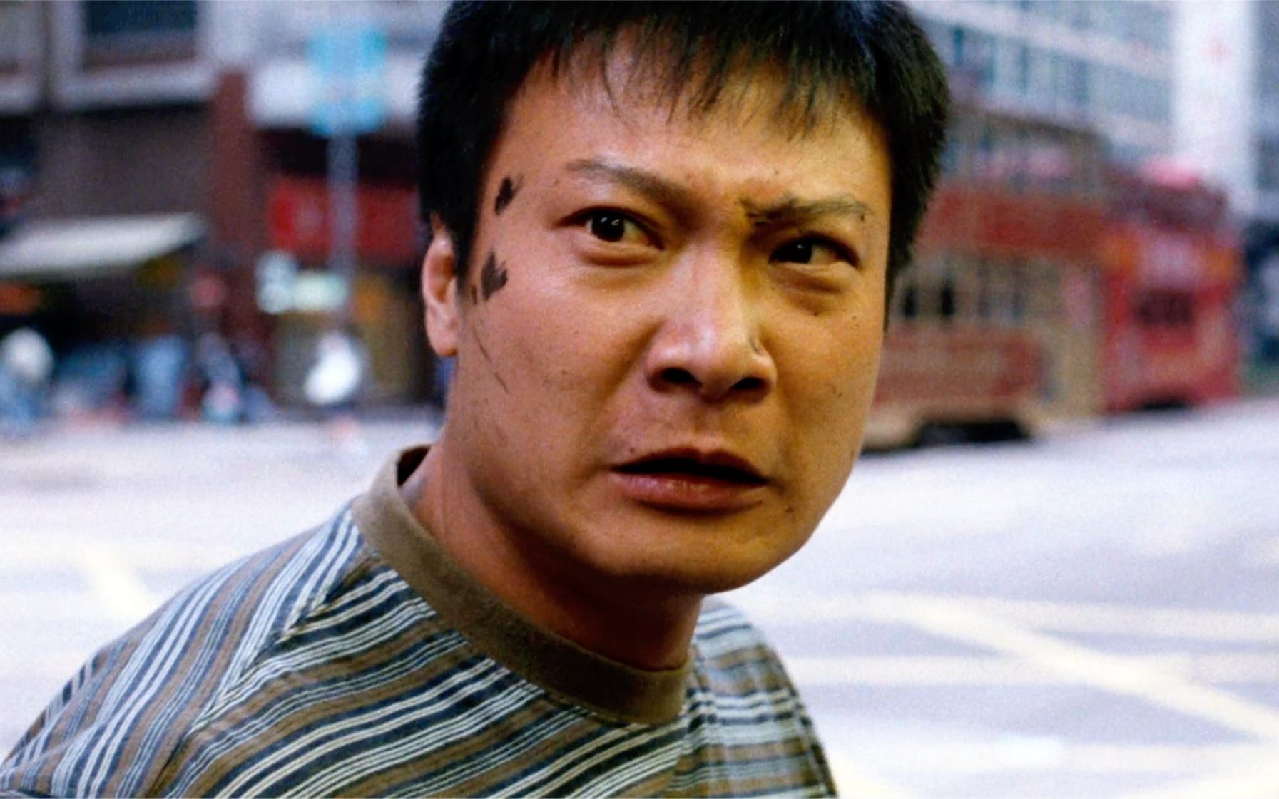 东星帮嚣张跋扈,卖报小哥都不放过,还好有洪兴出面