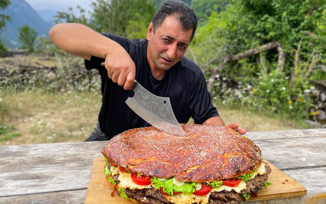 大叔做了一个超级巨无霸汉堡!十一个小孩也吃不完