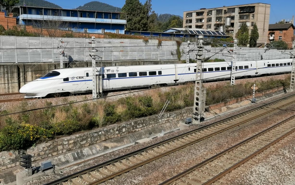 编成担当的南宁东——大理d3933次列车通过昆大丽铁路昆明碧鸡关隧道