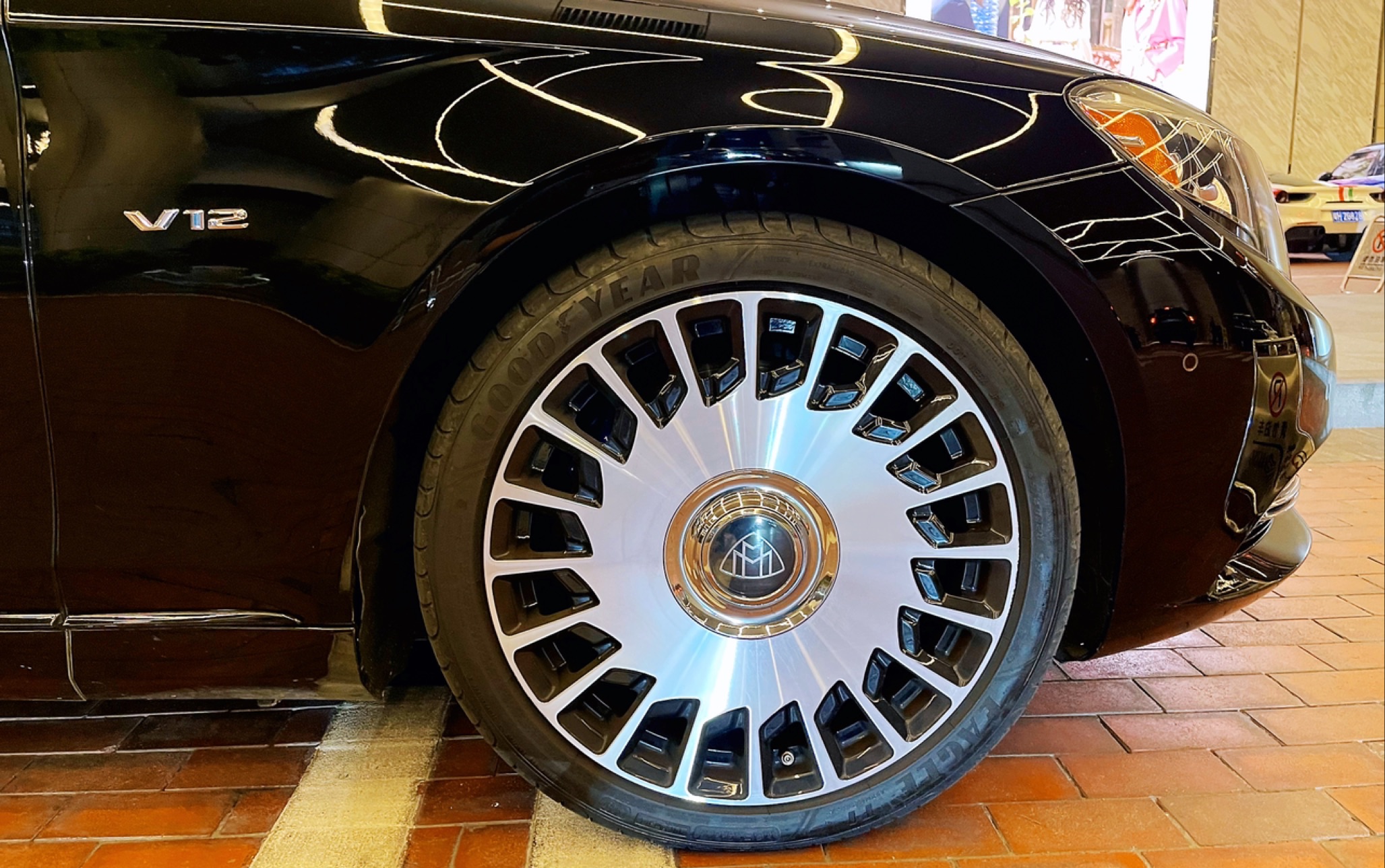 除了标识轮毂,一切全黑,绝对少见的北美版mercedes-maybach s600