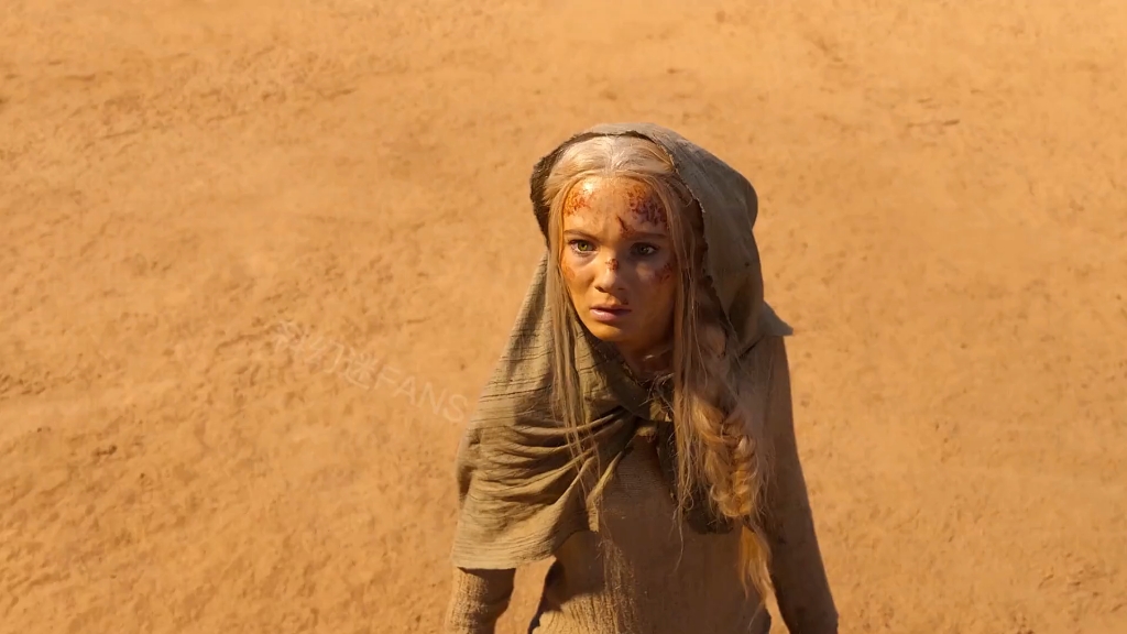 女人被困沙漠荒地,竟招惹了地底可怕生物,她该如何逃生? #科幻 #电影