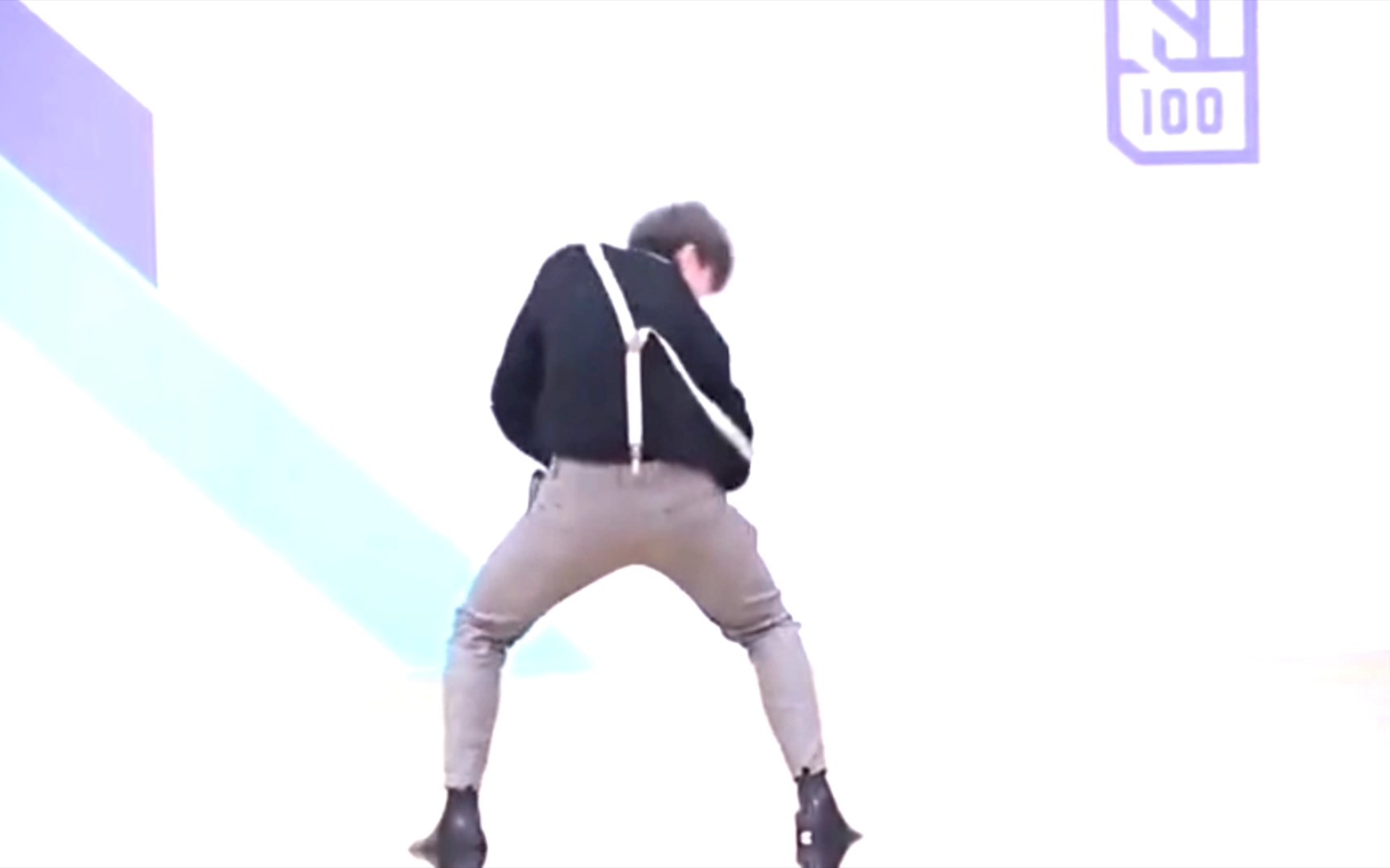 接下来请欣赏由蔡徐坤带来的舞蹈——《不眠之夜》