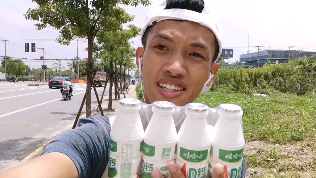 中年大叔15年后再喝娃哈哈感觉童年又回来了感动到快哭了