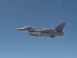 Descargar video: 近距离展示F-16空中加油