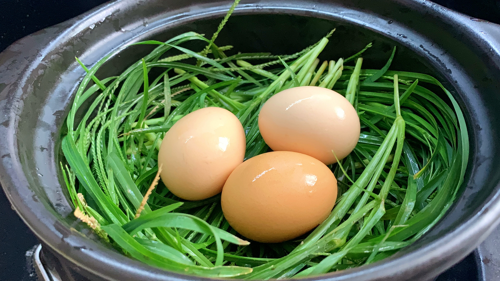 牛筋草煮鸡蛋,作用真的厉害,好多人都不知道,看完视频长见识了
