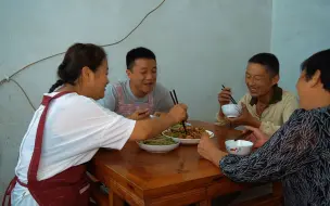 一家人一起干活的时光是轻松且愉悦的，做一盘凉拌肉片，麻辣十足真美味