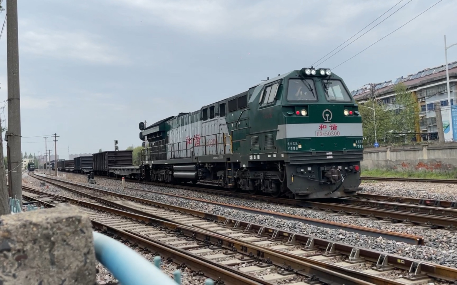 上局合段hxn50300牵引平车敞车集装箱棚车编组的货物
