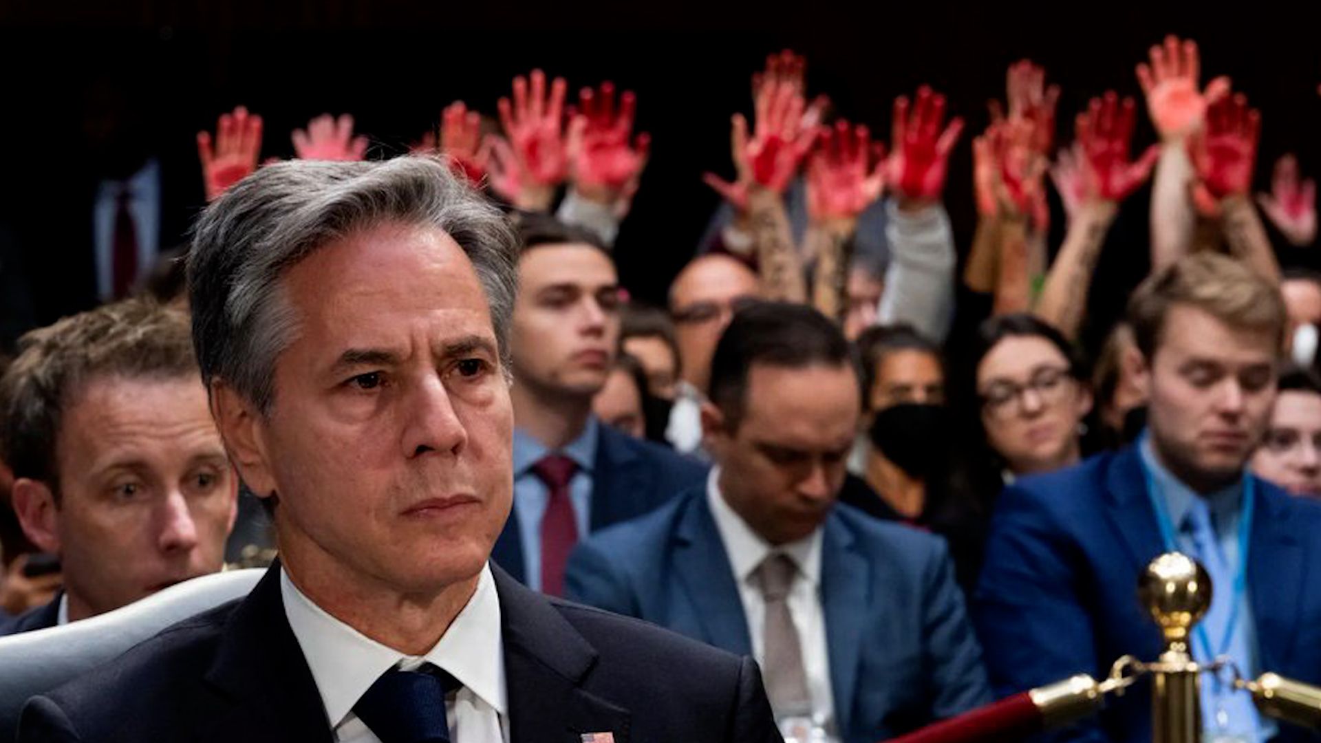 现场:美国务卿布林肯讲话被多次打断 反战抗议者高举"血淋淋"的双手