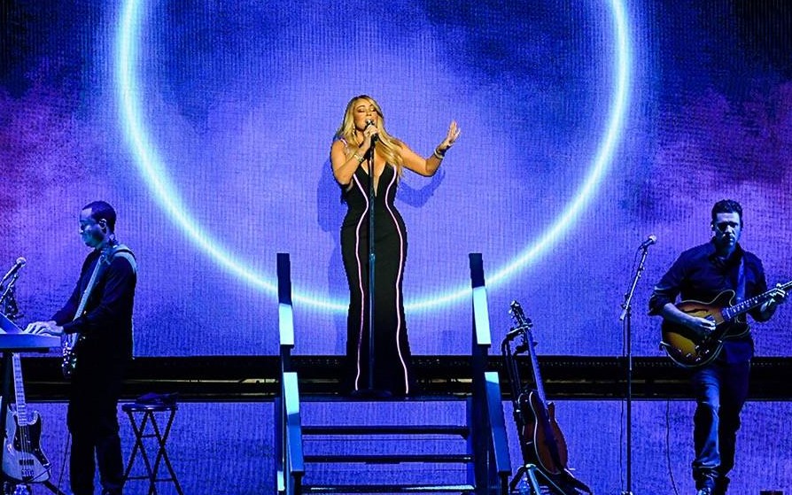 [图]【记得是一句哦!】Mariah Carey在2019年烤肾巡演唱了《Underneath The Stars》的一句