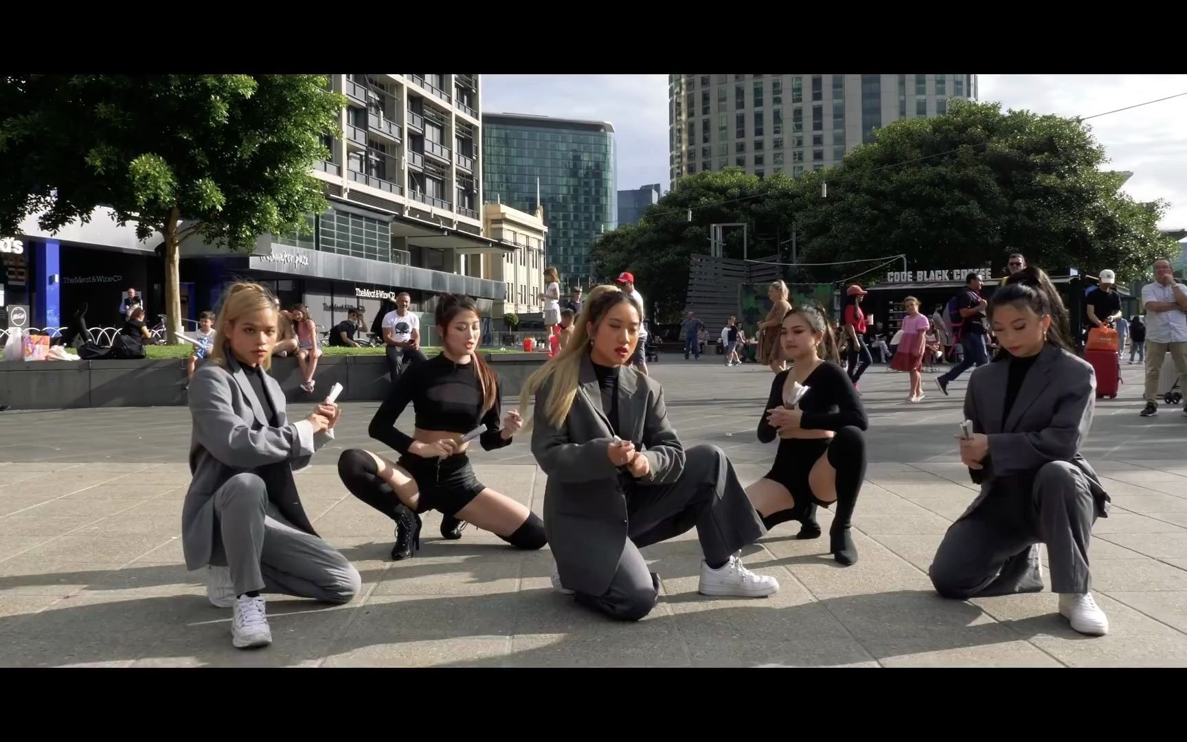 [图][DANCE IN PUBLIC] LISA - LILI's FILM [The Movie] 翻跳||Edge Dance/澳大利亚