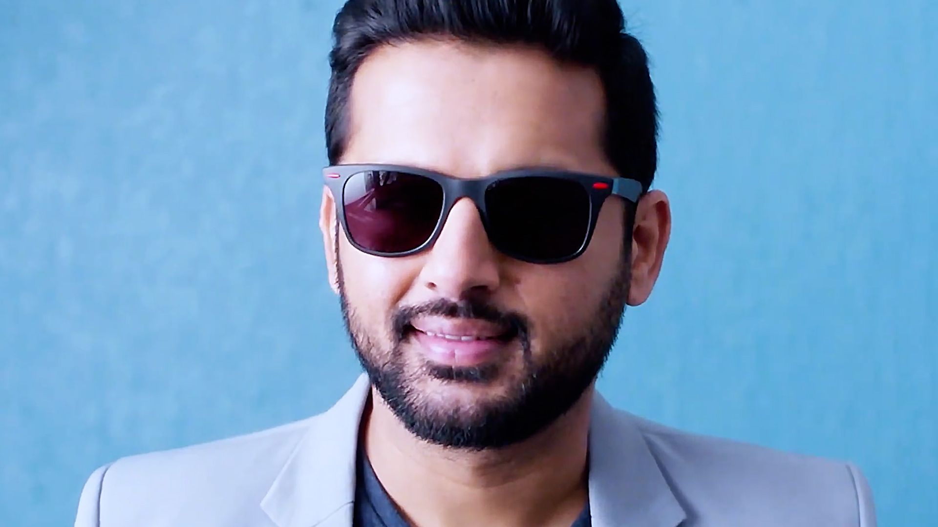 盲人钢琴师只是来富婆家演奏钢琴,结果房间躺着一个死人!