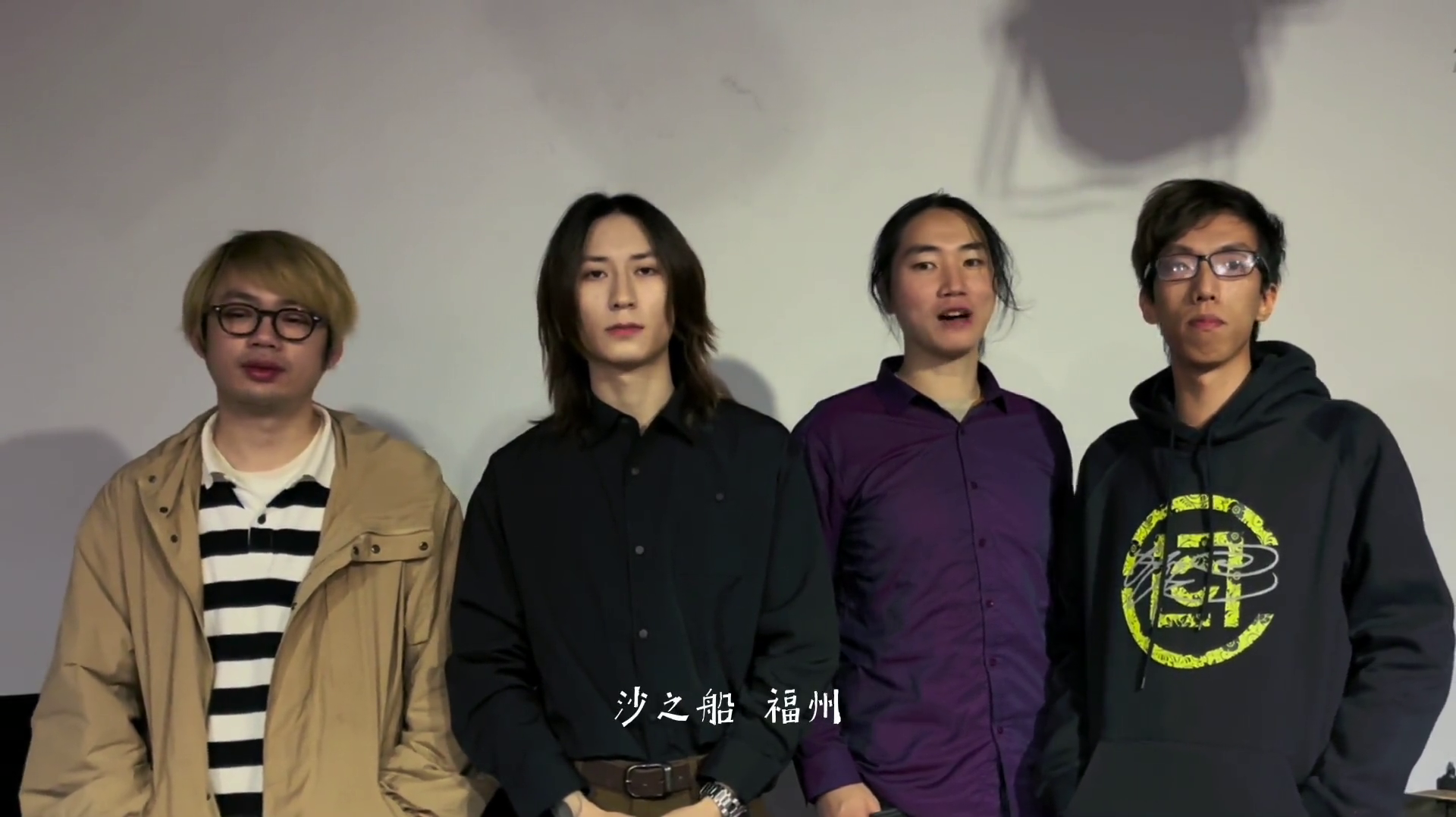 大家好我们是双面镜乐队12月24日我们在砂之船福州超级奥莱红