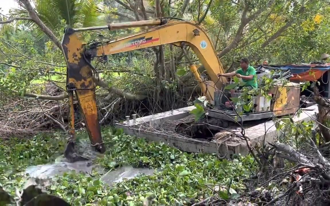 住友挖掘机在越南河道清理淤泥