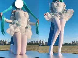 下载视频: 一个人出门拍初音粉蝶花cos，好社恐呀