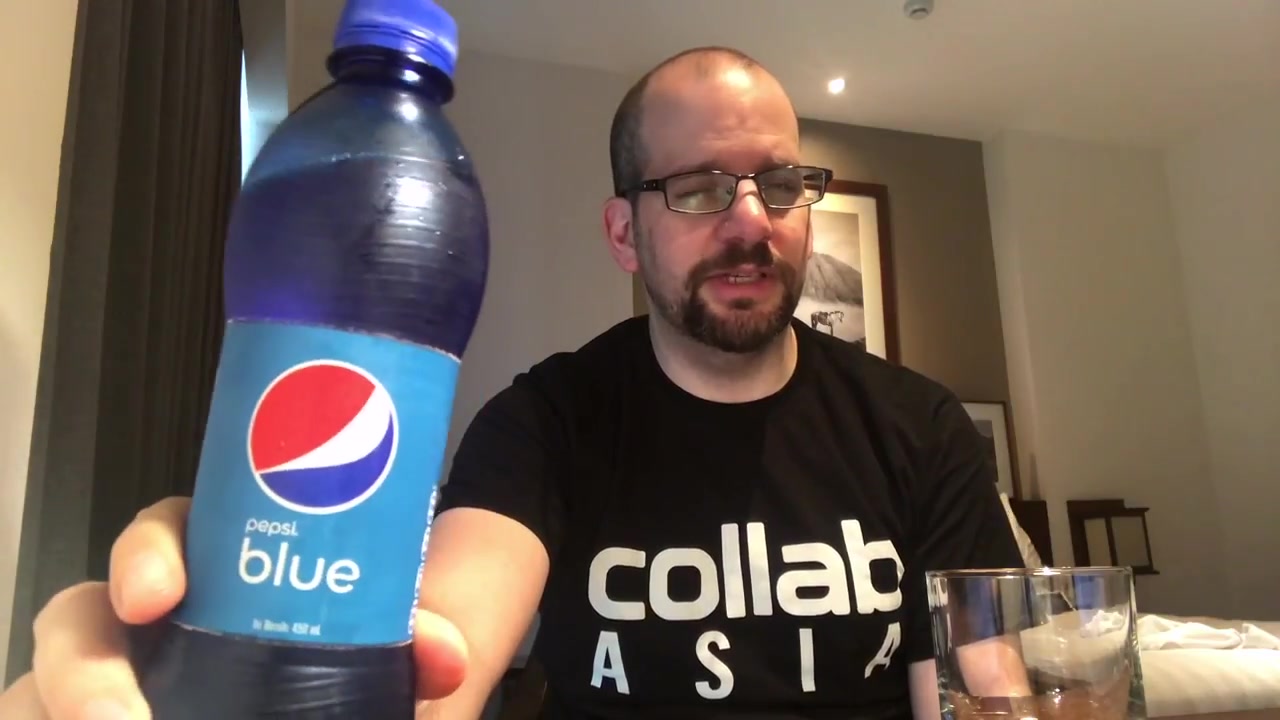 百事可乐蓝色可乐试喝 [英文] Pepsi Blue Taste Test | 小卡的稀奇可乐哔哩哔哩bilibili