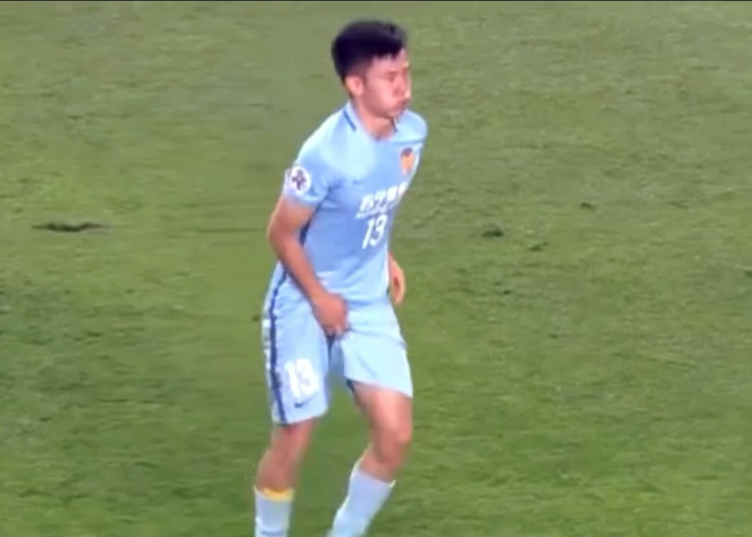 中国足球帅哥命根子被日本球员击中痛苦捂裆