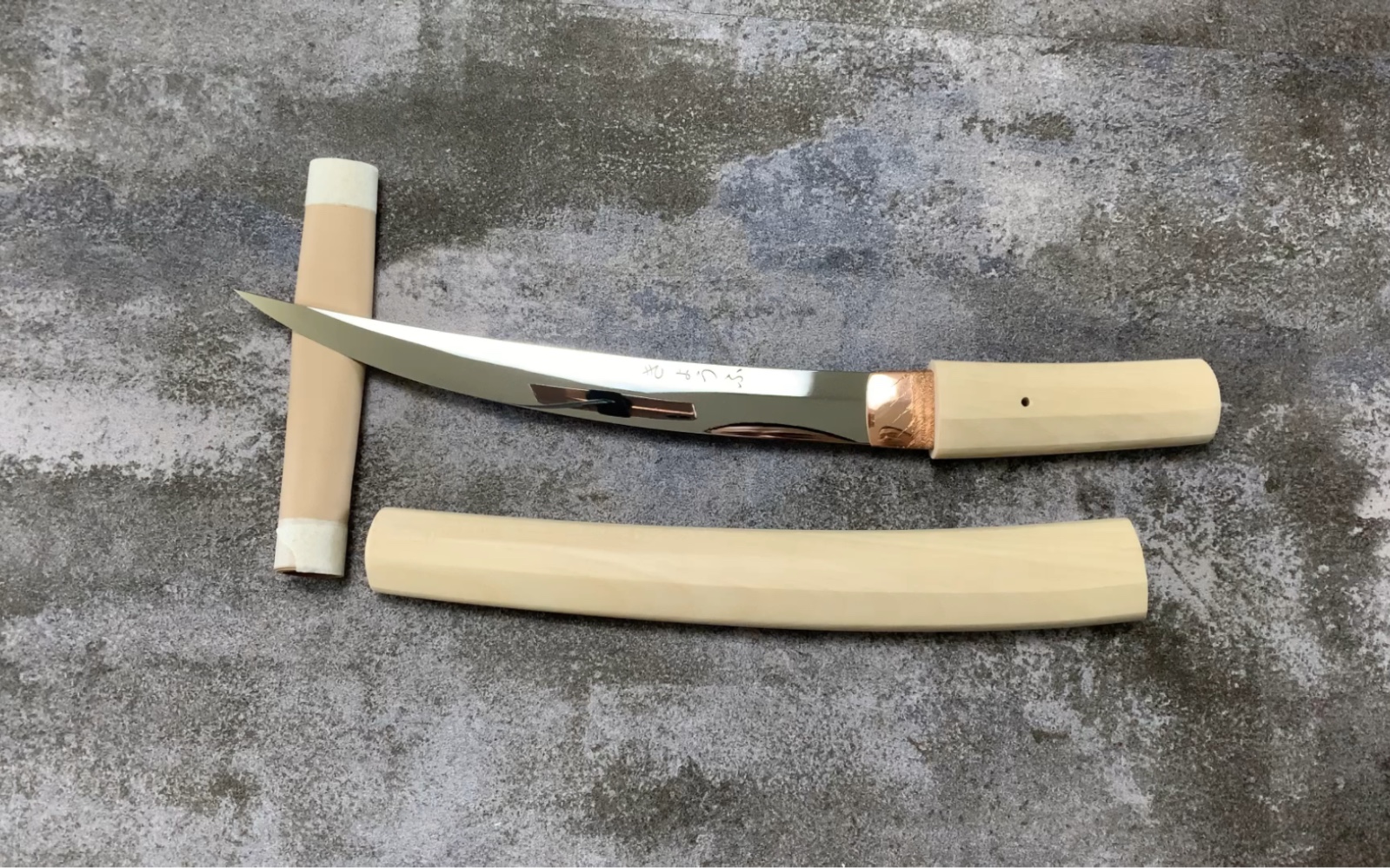 恐造短刀:现代风格遇上传统白鞘!它是一种进步的展现!