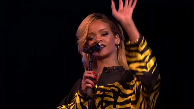 [图]【日日小型演唱会】Rihanna - What Now & Stay & Diamonds (T In The Park) 现场版