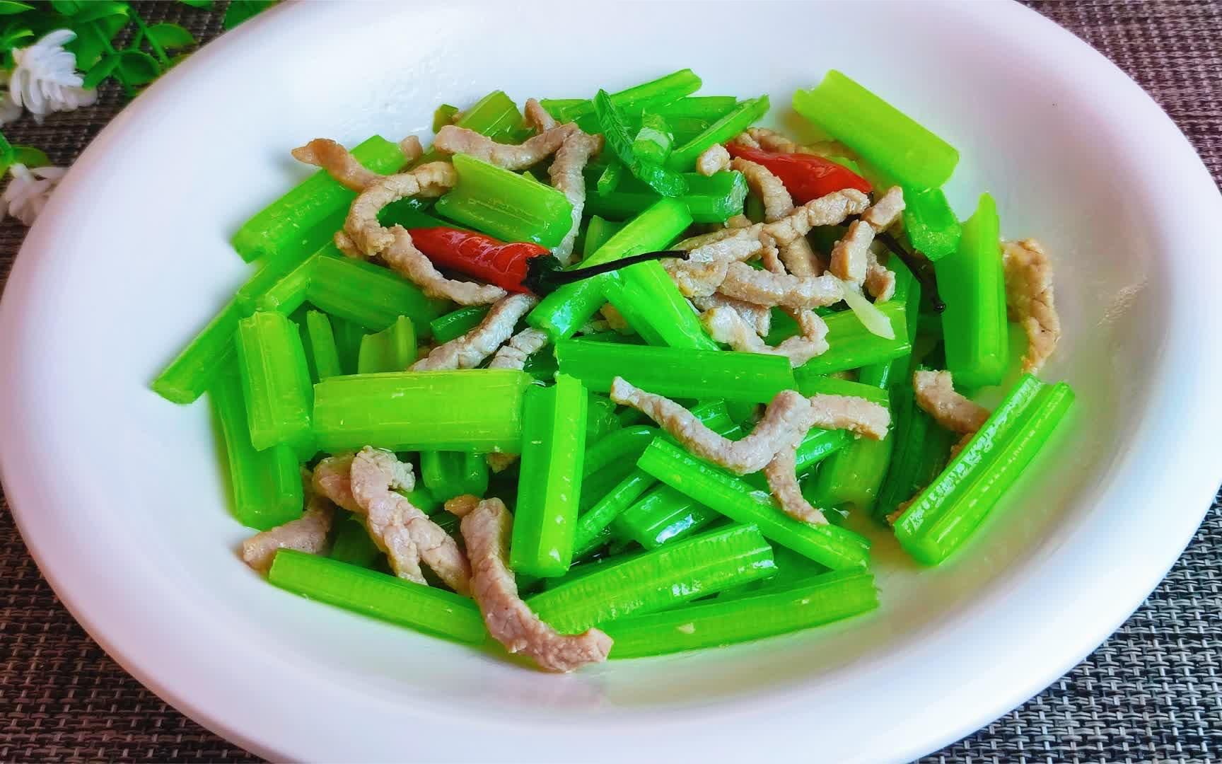 芹菜炒肉丝时,不要直接焯水和下锅炒,教你一招,好吃入味超下饭
