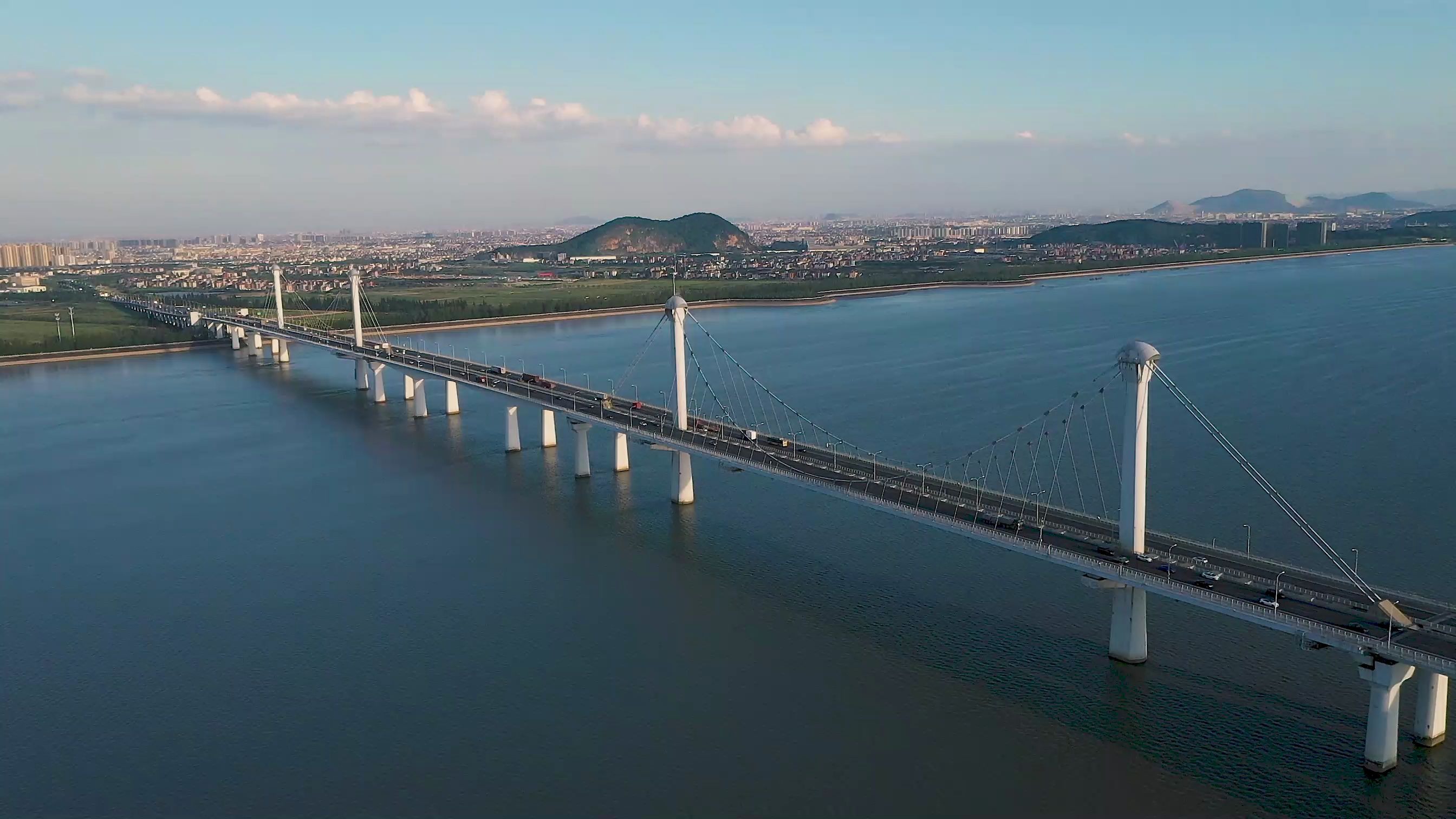 8月天气晴朗能见度高航拍杭州江东大桥很是好看